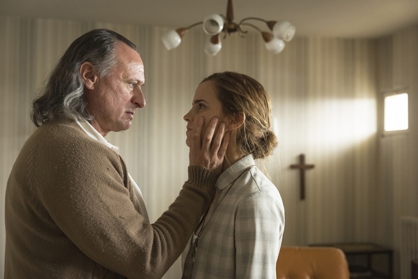 Paul Schäfer (Michael Nyqvist), Lena (Emma Watson) in “Colonia”