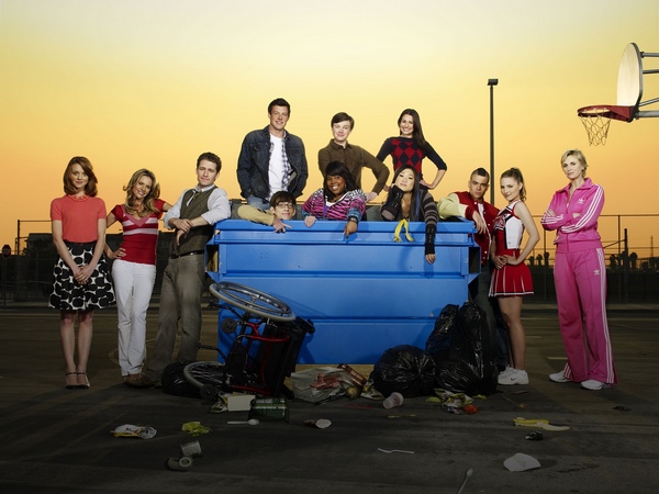 GLEE: The new one-hour comedy musical series about a group of aspiring underdogs will special preview  Tuesday, May 19 (9:00-10:00 PM ET/PT) on FOX. Pictured Top row L-R: Cory Monteith, Chris Colfer and Lea Michele. Bottom L-R: Jayma Mays, Jessalyn Gilsig, Matthew Morrison, Kevin McHale, Amber Riley, Jenna Ushkowitz, Mark Salling, Dianna Agron and Jane Lynch. ©2009 Fox Broadcasting Co. CR: Patrick Ecclesine/FOX