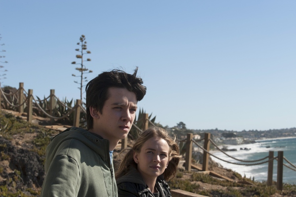 Gardner (Asa Butterfield) and Tulsa (Britt Robertson) at the beach house in California