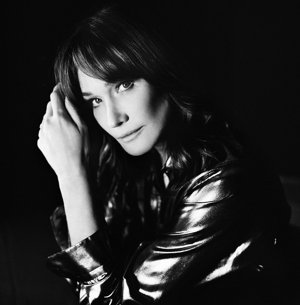 Carla Bruni, photographiée à Paris le 13 avril 2017 par Mathieu Zazzo